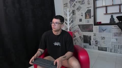 Snapshot of magic_boy01 chatting on 02.04.25 Damian Rivers online show from 02.04.25