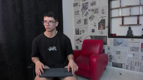 Snapshot of magic_boy01 chatting on 02.05.25 Damian Rivers online show from 02.05.25