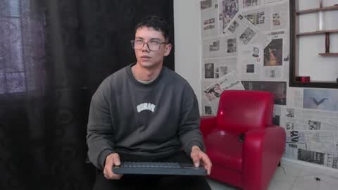 Snapshot of magic_boy01 chatting on 02.06.25 Damian Rivers online show from 02.06.25