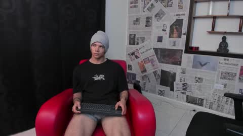 Snapshot of magic_boy01 chatting on 02.11.25 Damian Rivers online show from 02.11.25