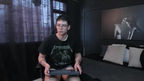 Snapshot of magic_boy01 chatting on 10.08.25 Damian Rivers online show from 10.08.25