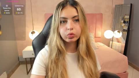 Snapshot of magic_fernanda chatting on 10.04.25 Fer online show from 10.04.25