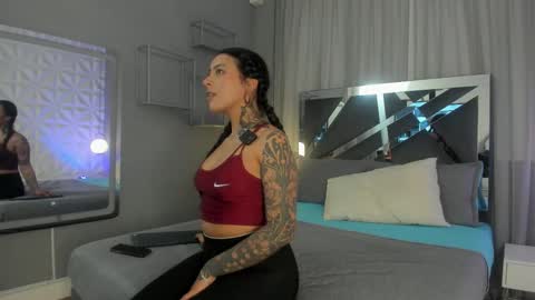 Snapshot of magic_marg chatting on 10.12.25 Marge online show from 10.12.25