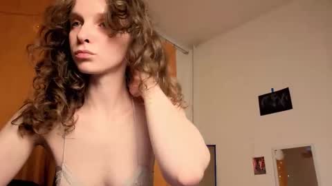 Snapshot of magic_mini_moon chatting on 12.17.25 Mikky or Moon online show from 12.17.25