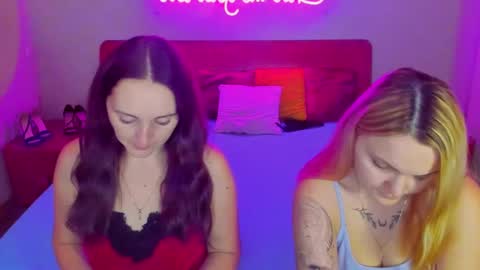 Snapshot of magiceyess chatting on 01.10.25 Lili and Bella online show from 01.10.25