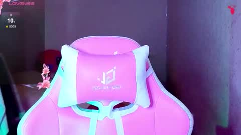 Snapshot of magicladyy chatting on 11.20.25 Angel online show from 11.20.25