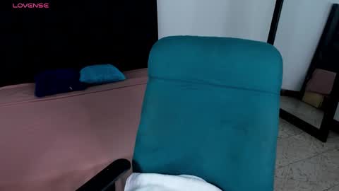 Snapshot of maia_davies chatting on 12.09.24 Maia online show from 12.09.24