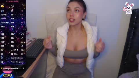 Snapshot of maiaa_evans chatting on 12.04.24 t online show from 12.04.24