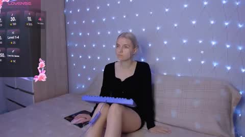 Snapshot of mailin_harrington chatting on 09.11.25 Your kitty online show from 09.11.25