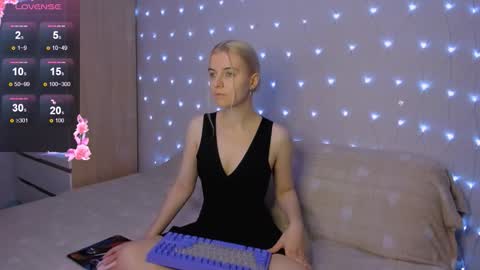 Snapshot of mailin_harrington chatting on 09.18.25 Your kitty online show from 09.18.25