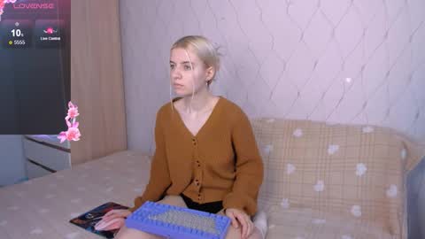 Snapshot of mailin_harrington chatting on 10.14.25 Your kitty online show from 10.14.25