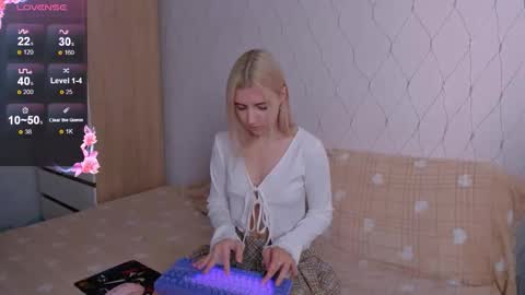 Snapshot of mailin_harrington chatting on 10.16.25 Your kitty online show from 10.16.25