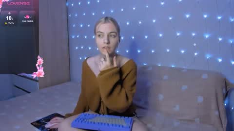 Snapshot of mailin_harrington chatting on 10.16.25 Your kitty online show from 10.16.25