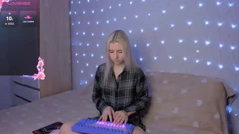 Snapshot of mailin_harrington chatting on 10.22.25 Your kitty online show from 10.22.25