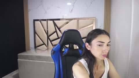 Snapshot of maily_a_ chatting on 11.19.25 Maily online show from 11.19.25