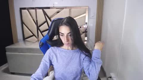 Snapshot of maily_a_ chatting on 11.29.25 Maily online show from 11.29.25