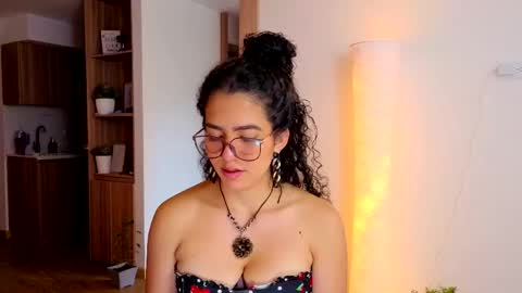 Snapshot of maithe_perroni chatting on 04.10.26 Lauu online show from 04.10.26