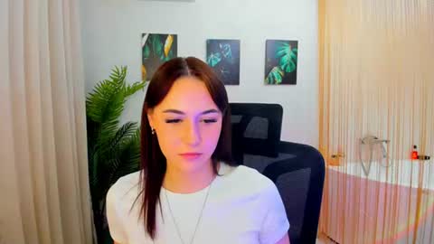 Snapshot of makeyouehappy chatting on 11.28.25 makeyouehappy online show from 11.28.25