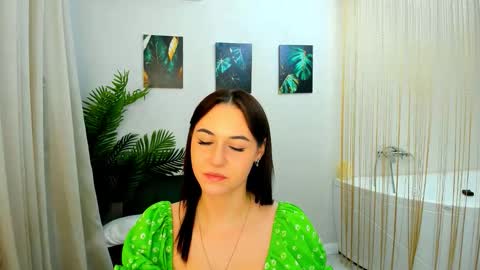 Snapshot of makeyouehappy chatting on 12.01.25 makeyouehappy online show from 12.01.25