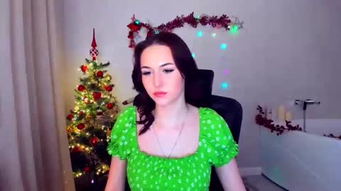 Snapshot of makeyouehappy chatting on 12.16.25 makeyouehappy online show from 12.16.25