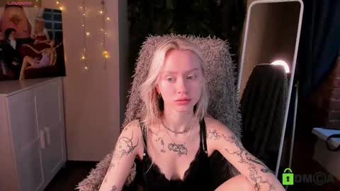 Snapshot of malenaernman chatting on 11.14.25 Malena online show from 11.14.25