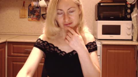 Snapshot of malenamila chatting on 11.15.25 Malena online show from 11.15.25