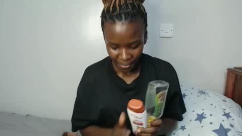 Snapshot of malia_latifa chatting on 10.30.25 lati online show from 10.30.25