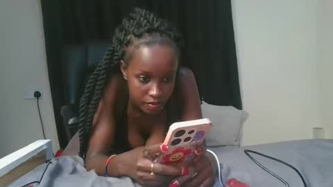 Snapshot of mamaapussy chatting on 03.12.25 mamaa online show from 03.12.25