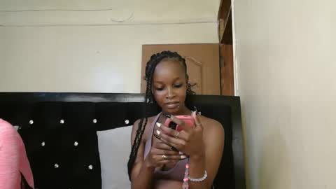 Snapshot of mamaapussy chatting on 09.10.25 mamaa online show from 09.10.25