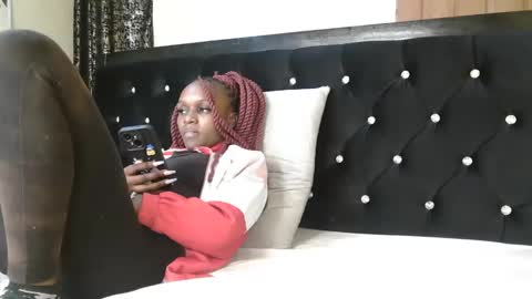 Snapshot of mamaapussy chatting on 09.14.25 mamaa online show from 09.14.25