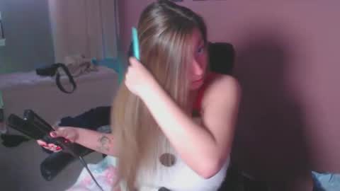 Snapshot of mandybabyxxx chatting on 12.17.25 MandyBabyXXX online show from 12.17.25