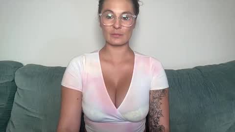 Snapshot of mandyrheaa chatting on 11.04.25 Mandy online show from 11.04.25