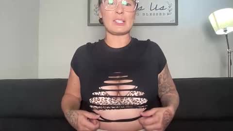 Snapshot of mandyrheaa chatting on 11.05.25 Mandy online show from 11.05.25