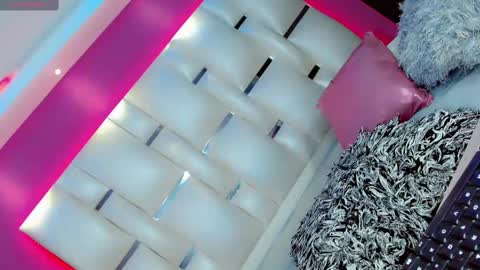 Manuela Kingsley online show from 02.26.25