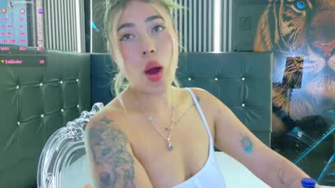 Snapshot of manuelaveelez chatting on 10.02.25 Manuela online show from 10.02.25