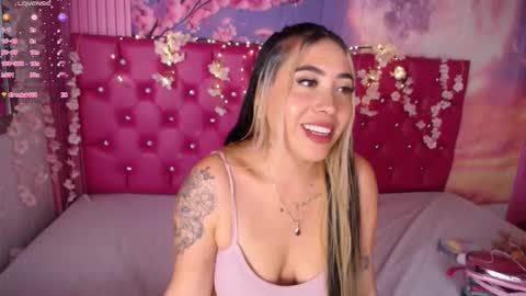 Snapshot of manuelaveelez chatting on 10.10.25 Manuela online show from 10.10.25