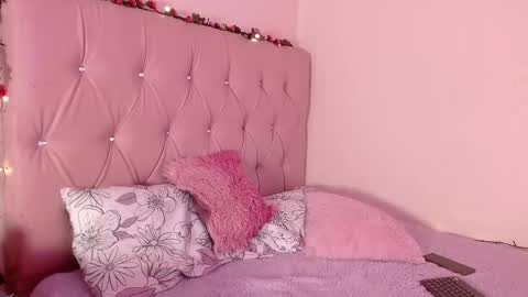 Snapshot of manumeow_ chatting on 02.19.25 Manu online show from 02.19.25