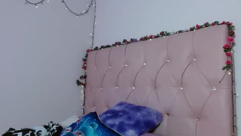 Snapshot of manumeow_ chatting on 12.15.25 Manu online show from 12.15.25