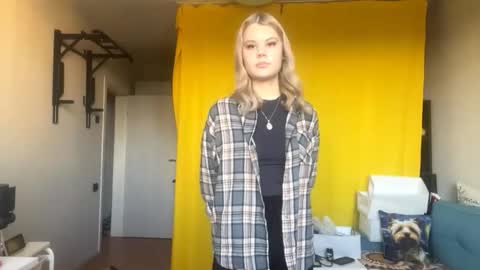 Snapshot of mapleduonola chatting on 11.19.25 Lara online show from 11.19.25