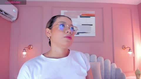 Snapshot of mara_brooks chatting on 12.04.24 Mara online show from 12.04.24