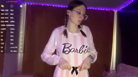 Snapshot of marciecommon chatting on 11.02.25 Alisa online show from 11.02.25