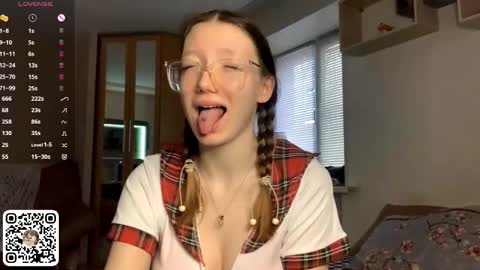 Snapshot of marciecommon chatting on 12.05.25 Alisa online show from 12.05.25