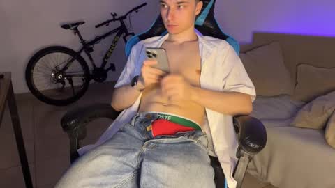 Snapshot of marcussmit chatting on 12.13.25 Marcus online show from 12.13.25