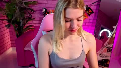 Snapshot of margo_robbbie chatting on 10.25.25 margo_robbbie online show from 10.25.25