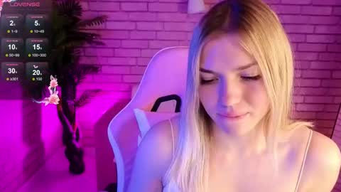 Snapshot of margo_robbbie chatting on 11.19.25 margo_robbbie online show from 11.19.25