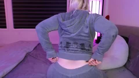 margot_robbie7 online show from 10.16.25