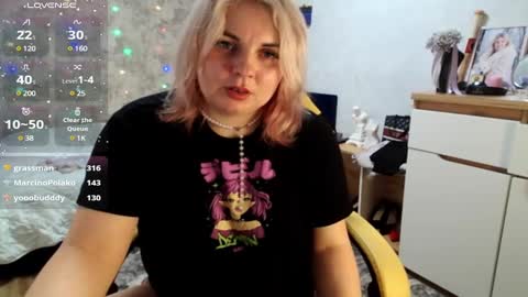 Snapshot of mari_77777 chatting on 02.04.25 Mari online show from 02.04.25