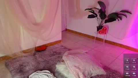 Snapshot of maria_petit chatting on 02.14.25 M. online show from 02.14.25