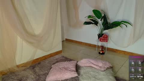 Snapshot of maria_petit chatting on 02.18.25 M. online show from 02.18.25