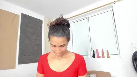 Snapshot of marian_rios chatting on 10.29.25 Marian online show from 10.29.25